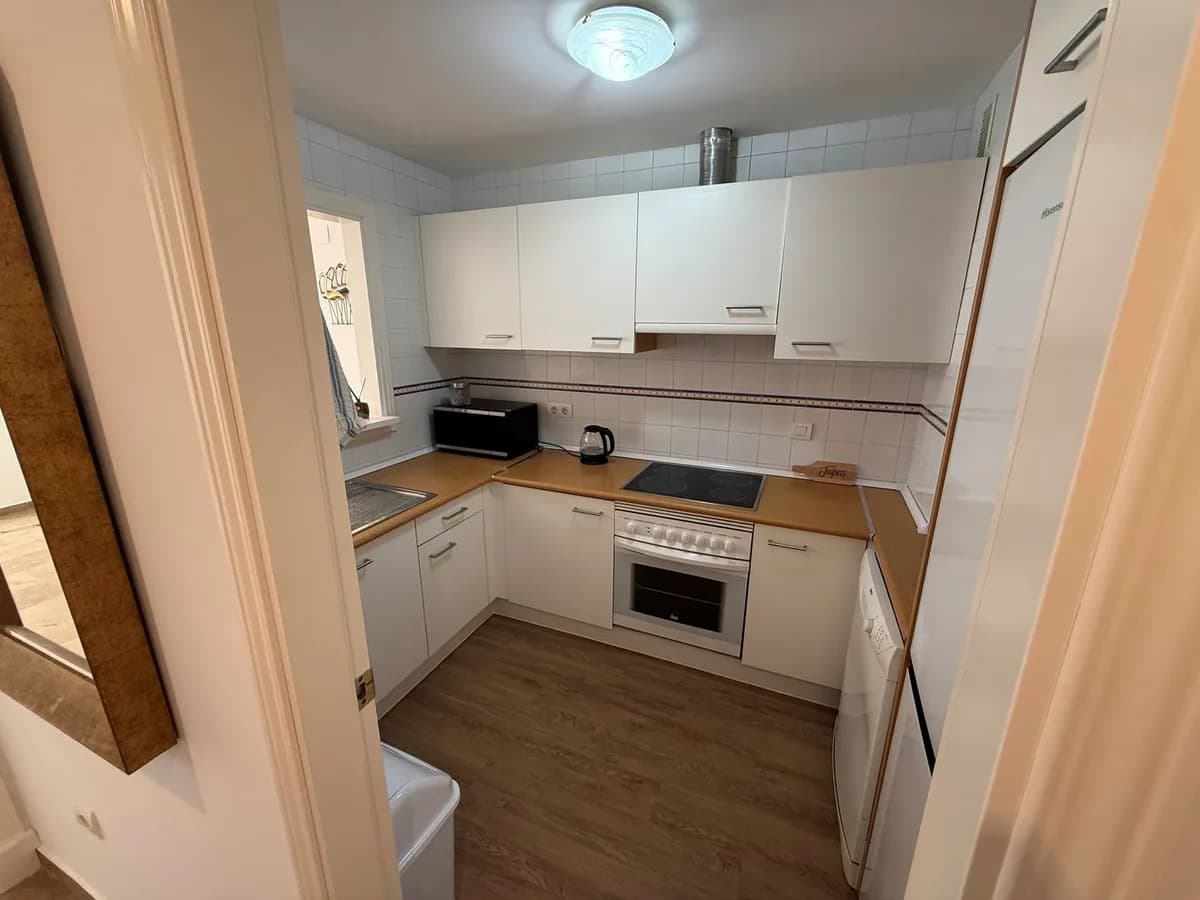 2 Bedroom Middle Floor Apartment for Sale in Calahonda, Málaga - Image 8