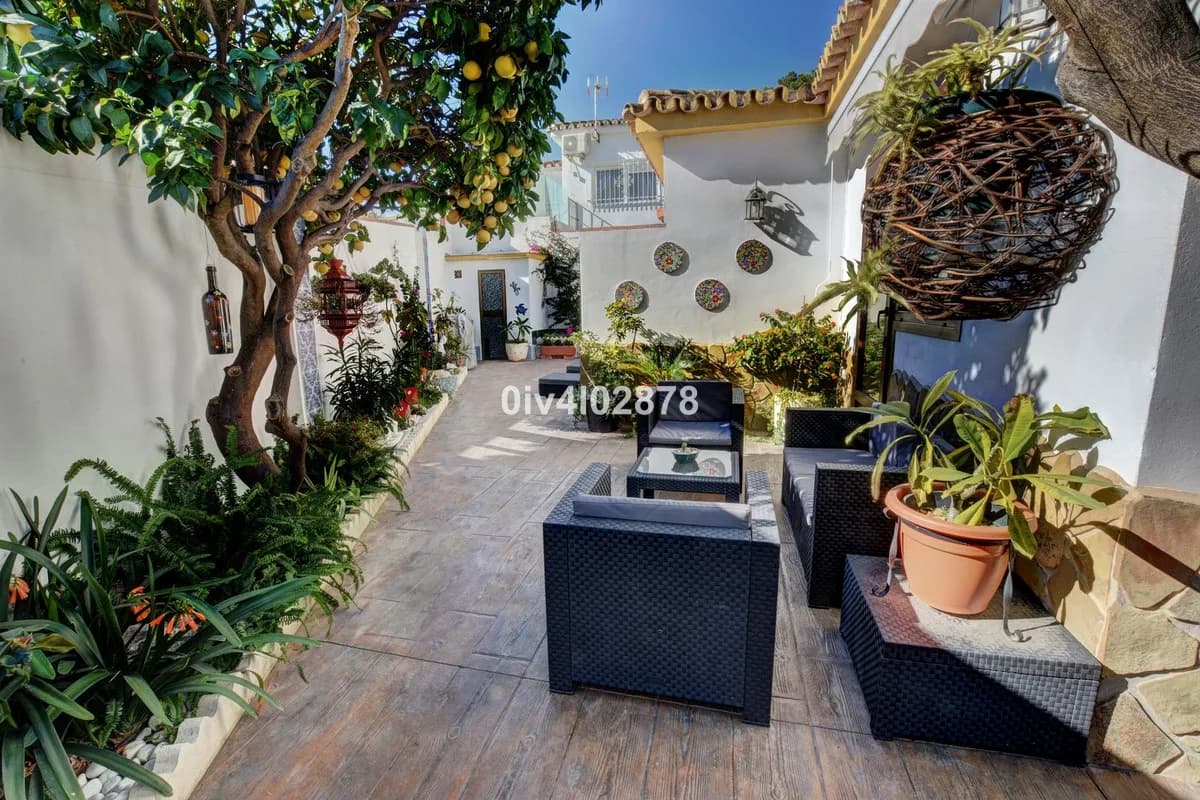 3 Bedroom Detached Villa for Sale in Benalmadena, Málaga - Image 2