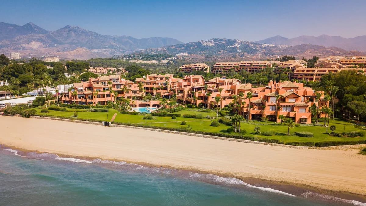 4 Bedroom Ground Floor Apartment for Sale in Los Monteros, Málaga