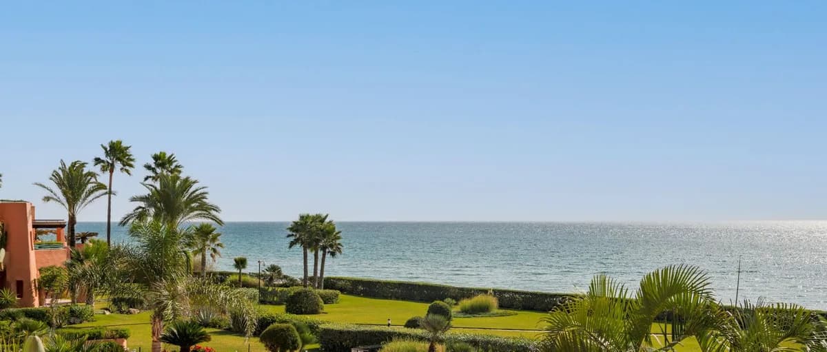 4 Bedroom Ground Floor Apartment for Sale in Los Monteros, Málaga - Image 2