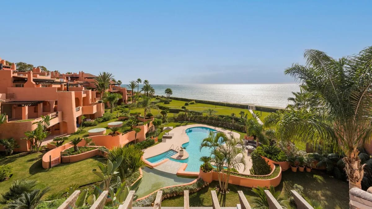 4 Bedroom Ground Floor Apartment for Sale in Los Monteros, Málaga - Image 3