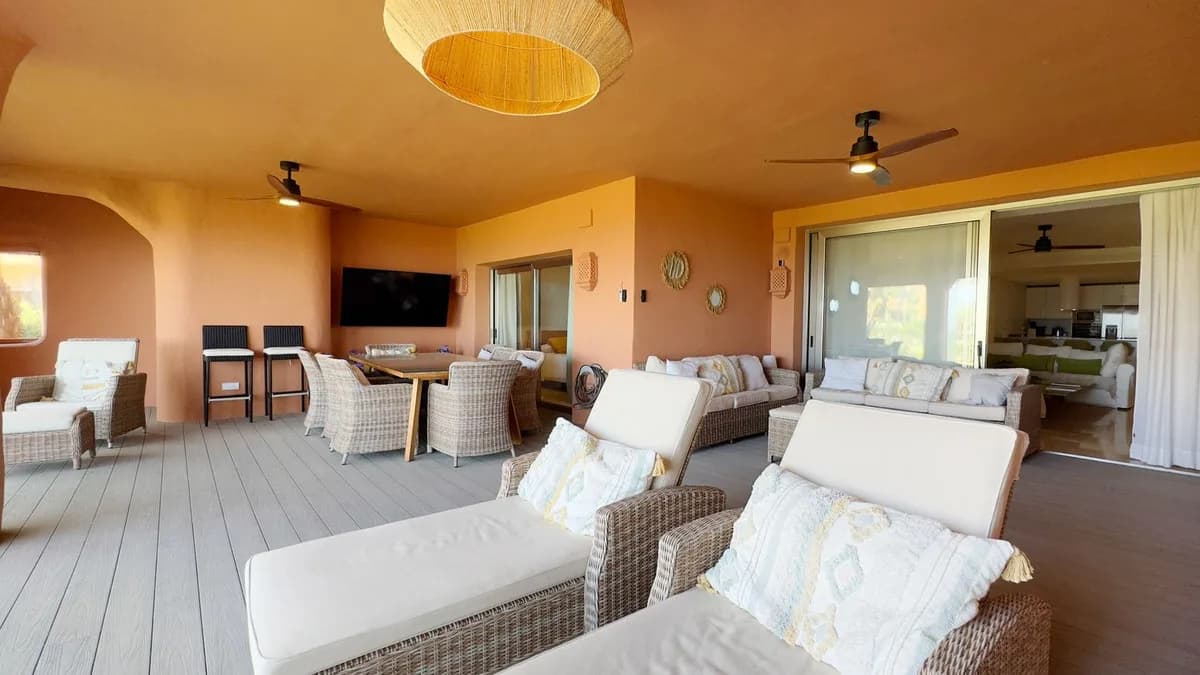 4 Bedroom Ground Floor Apartment for Sale in Los Monteros, Málaga - Image 4