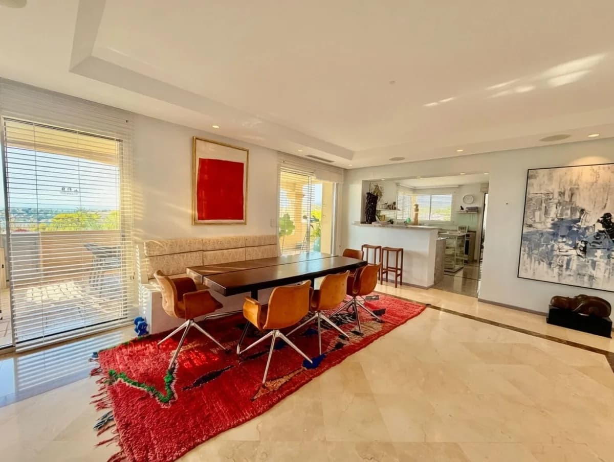 5 Bedroom Penthouse for Sale in Nueva Andalucía, Málaga - Image 7