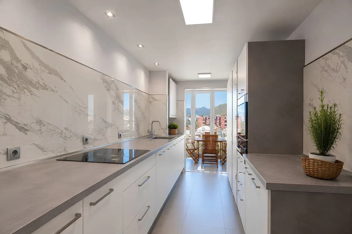 4 Bedroom Middle Floor Apartment for Sale in Los Boliches, Málaga - Image 3