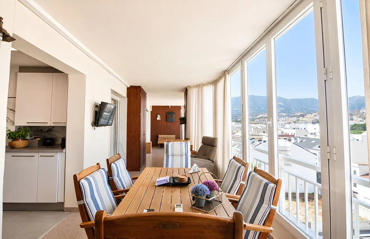 4 Bedroom Middle Floor Apartment for Sale in Los Boliches, Málaga - Image 4
