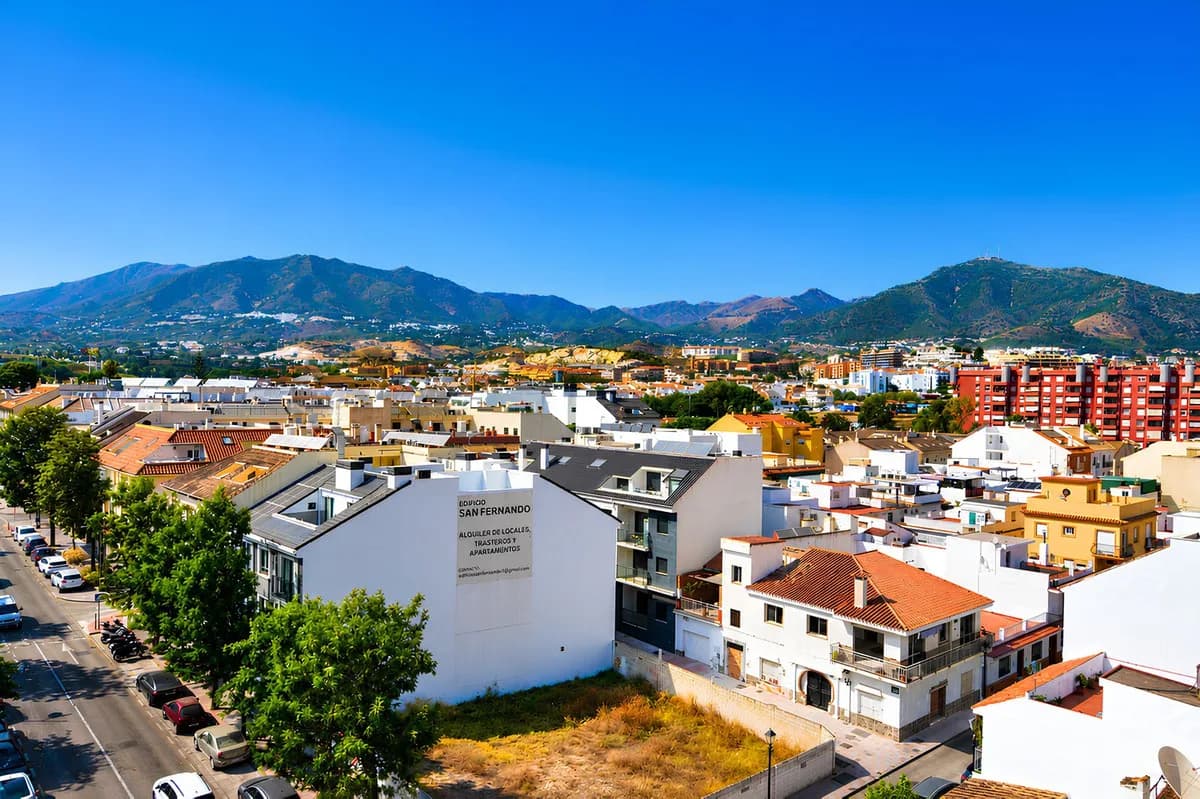 4 Bedroom Middle Floor Apartment for Sale in Los Boliches, Málaga - Image 5