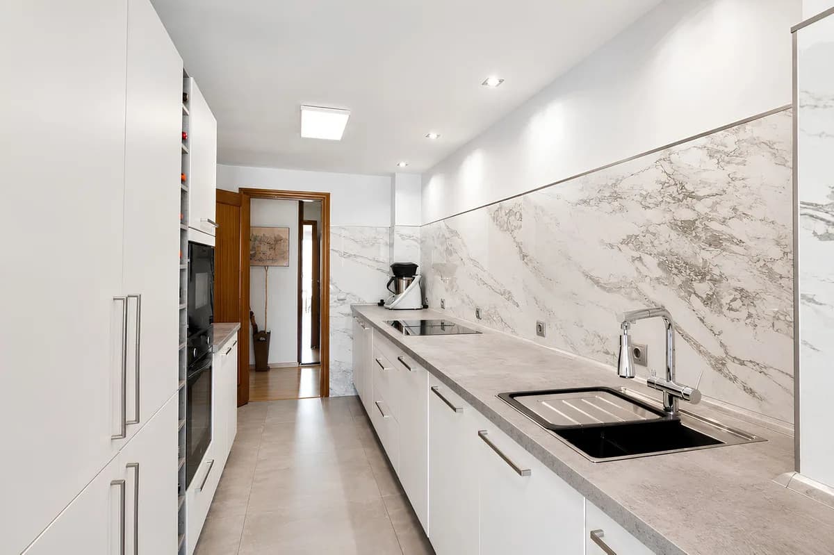 4 Bedroom Middle Floor Apartment for Sale in Los Boliches, Málaga - Image 7