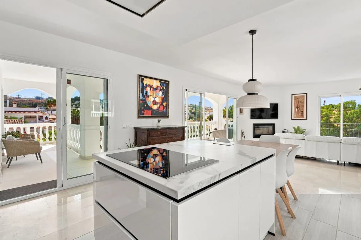 6 Bedroom Detached Villa for Sale in Mijas, Málaga - Image 2