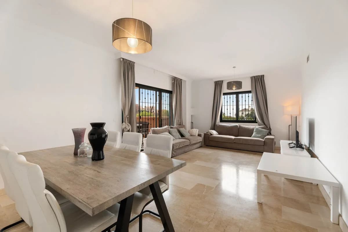 3 Bedroom Ground Floor Apartment for Sale in Elviria, Málaga - Image 8
