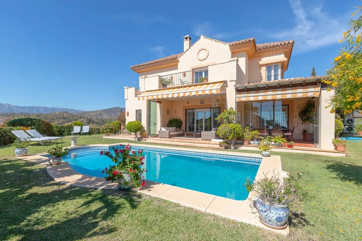 5 Bedroom Detached Villa for Sale in Elviria, Málaga