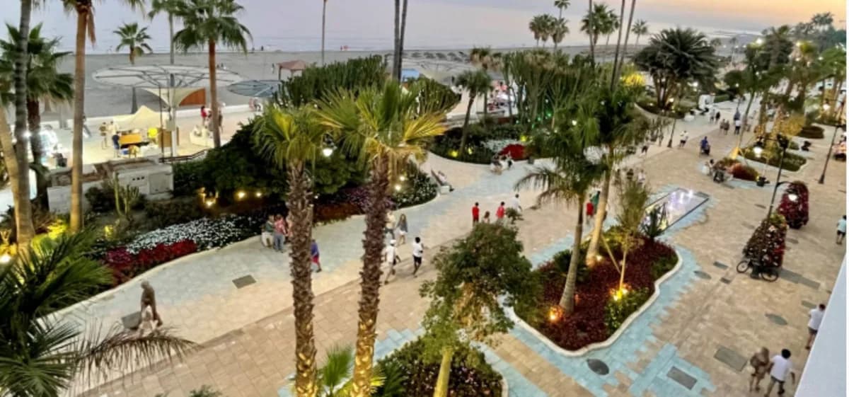3 Bedroom Middle Floor Apartment for Sale in Estepona, Málaga - Image 2