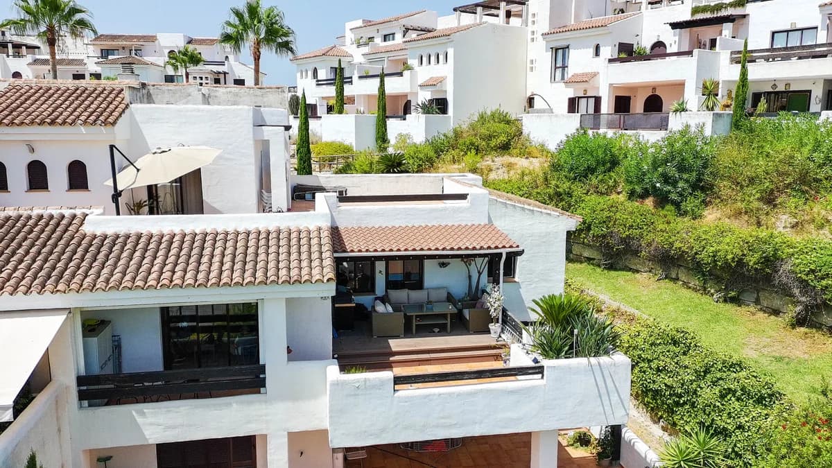 3 Bedroom Middle Floor Apartment for Sale in Casares, Málaga - Image 4