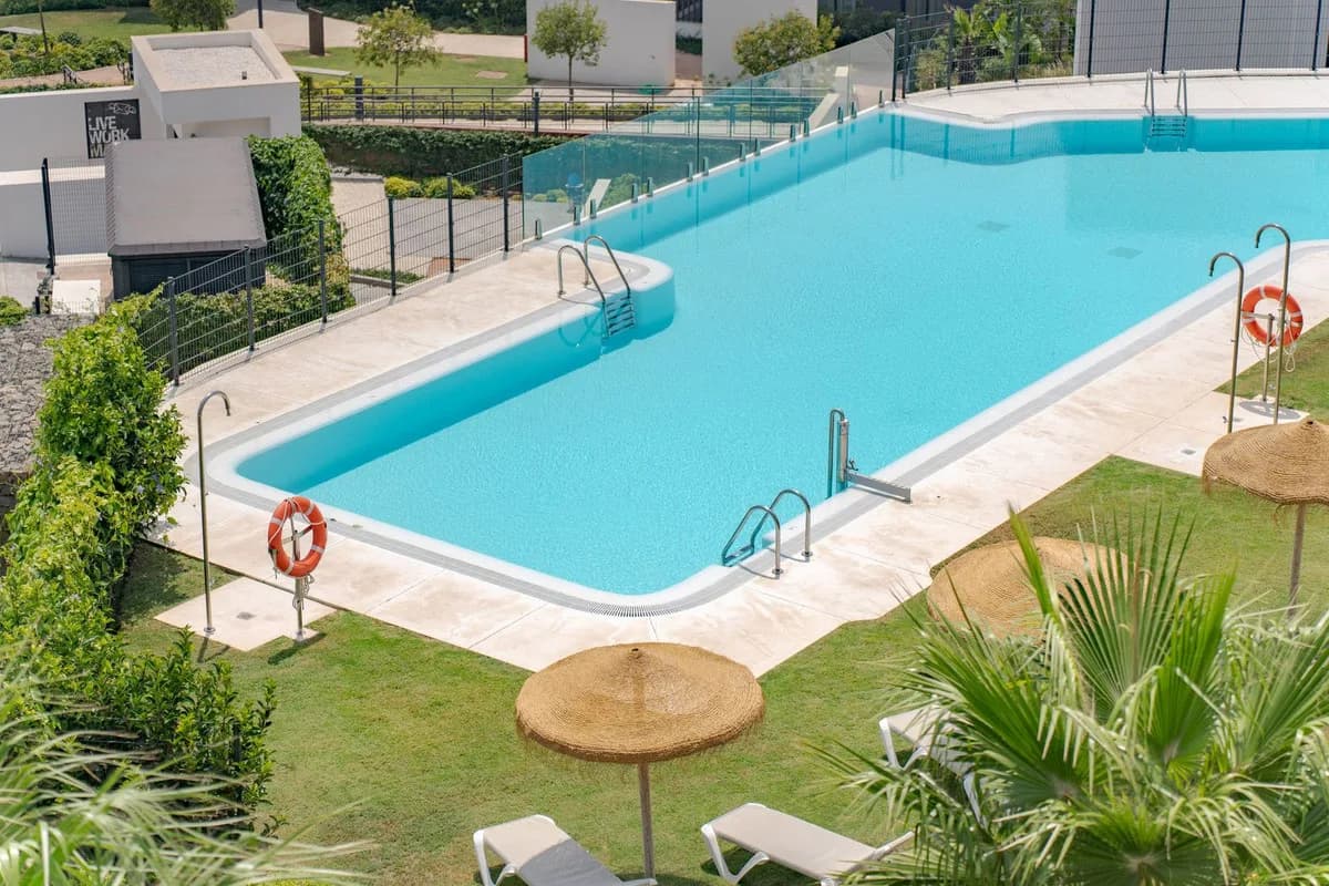 3 Bedroom Middle Floor Apartment for Sale in Fuengirola, Málaga - Image 4