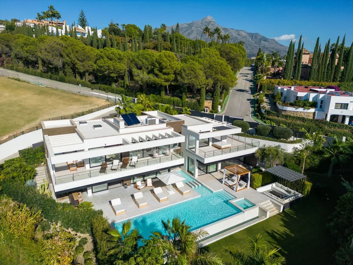6 Bedroom Detached Villa for Sale in Nueva Andalucía, Málaga