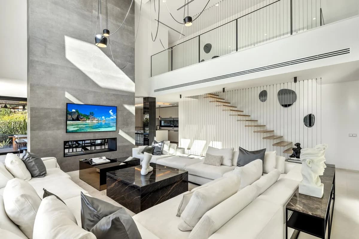 6 Bedroom Detached Villa for Sale in Nueva Andalucía, Málaga - Image 5