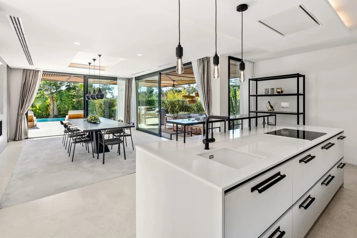 6 Bedroom Detached Villa for Sale in Nueva Andalucía, Málaga - Image 8