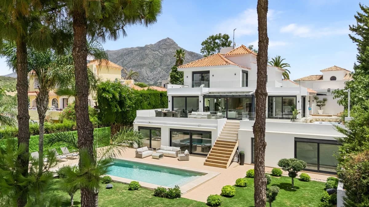 4 Bedroom Detached Villa for Sale in Nueva Andalucía, Málaga