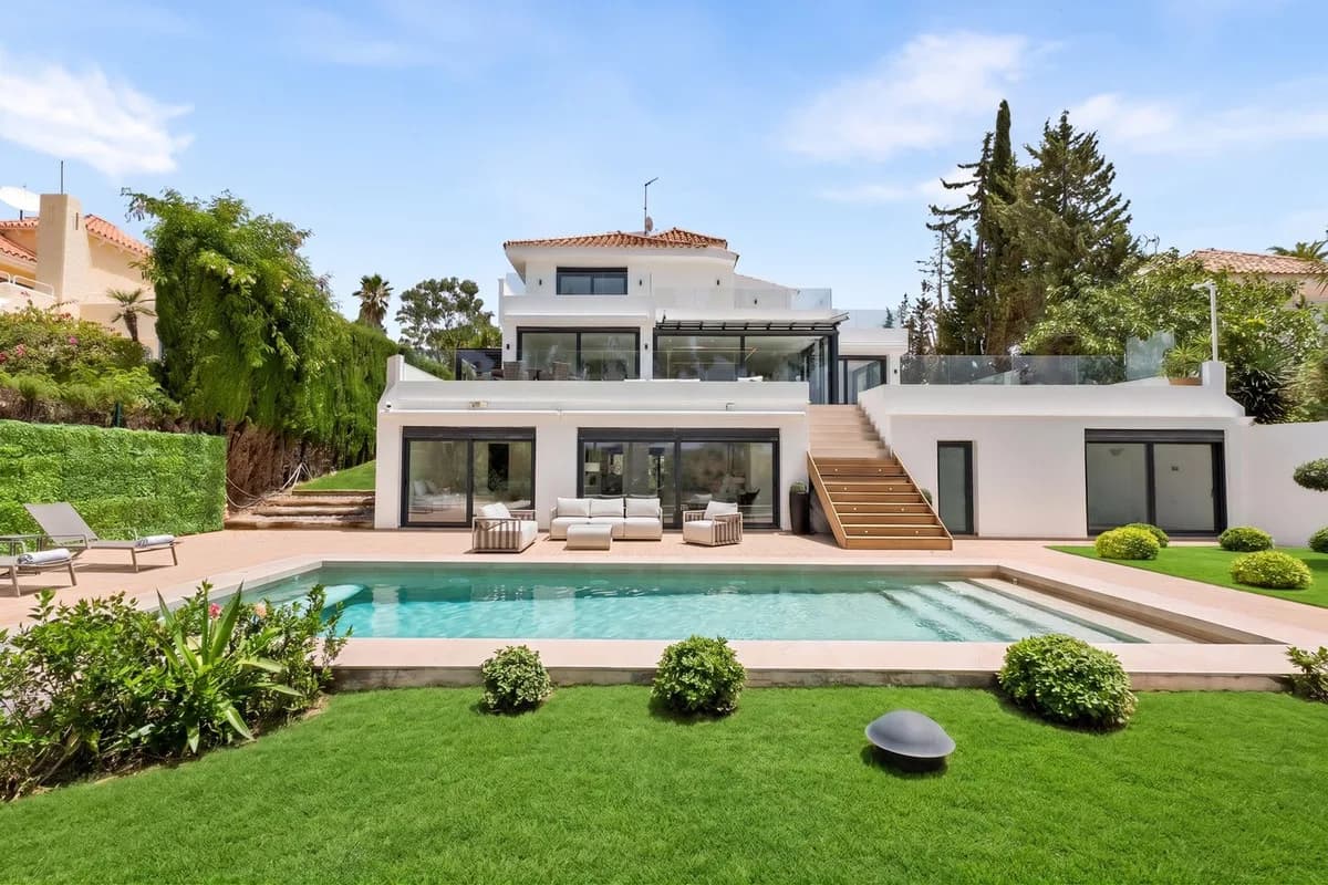 4 Bedroom Detached Villa for Sale in Nueva Andalucía, Málaga - Image 2