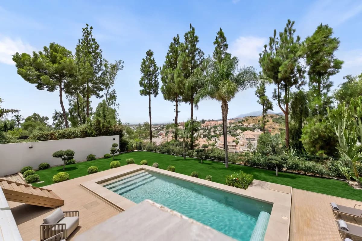 4 Bedroom Detached Villa for Sale in Nueva Andalucía, Málaga - Image 8