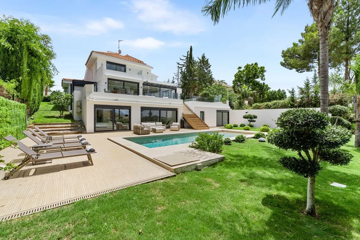 4 Bedroom Detached Villa for Sale in Nueva Andalucía, Málaga - Image 9