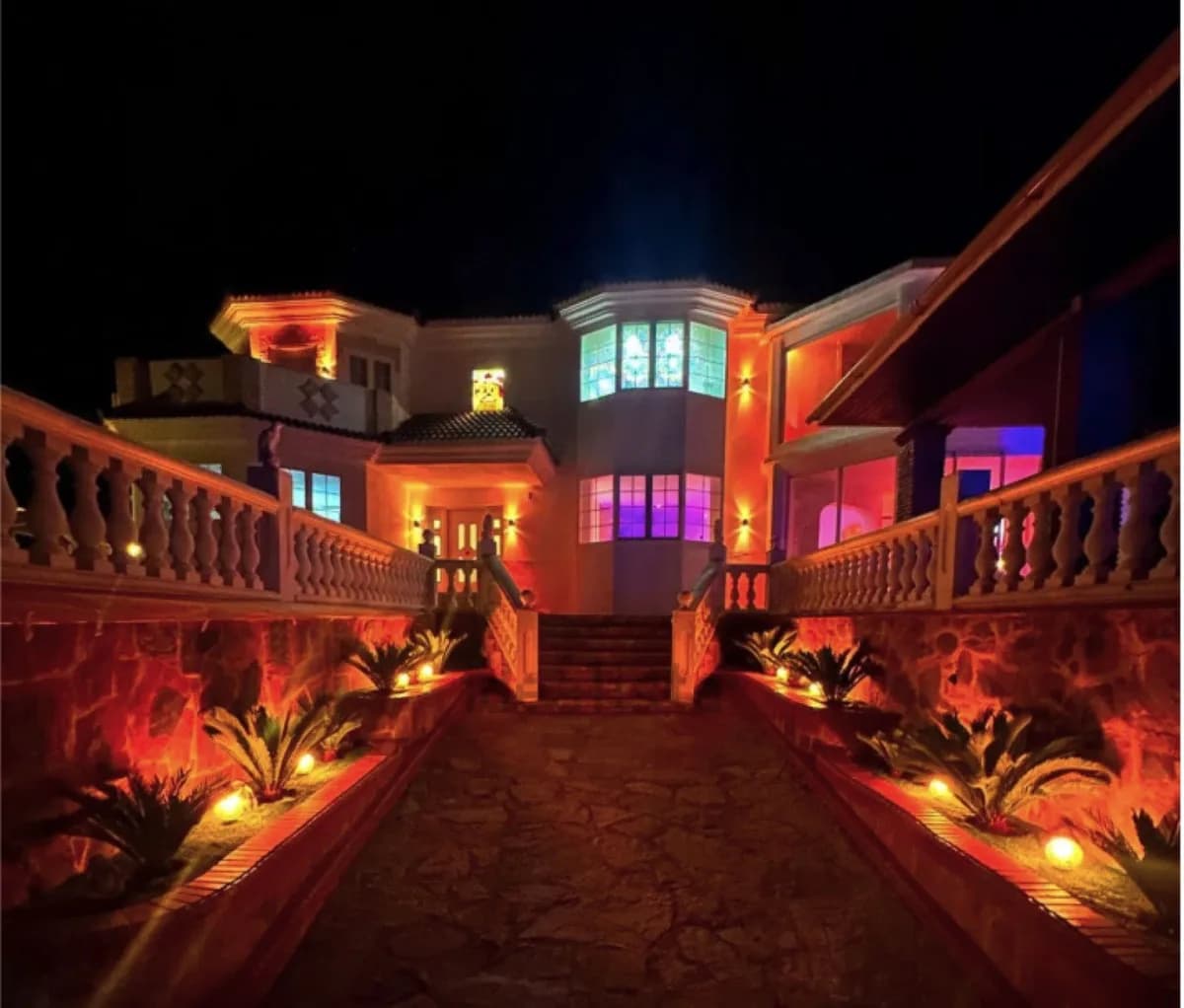 5 Bedroom Detached Villa for Sale in Estepona, Málaga
