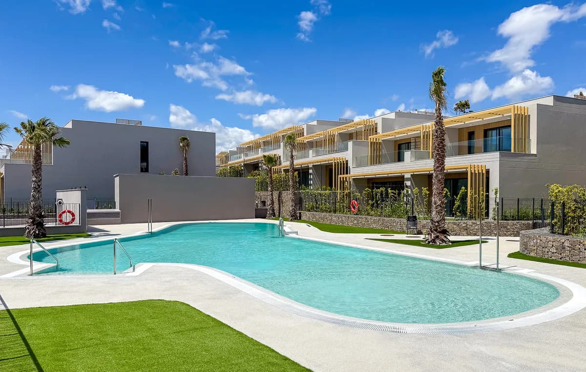 4 Bedroom Townhouse for Sale in El Chaparral, Málaga - Image 3