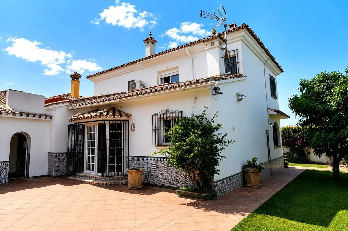 5 Bedroom Detached Villa for Sale in Marbella, Málaga - Image 2