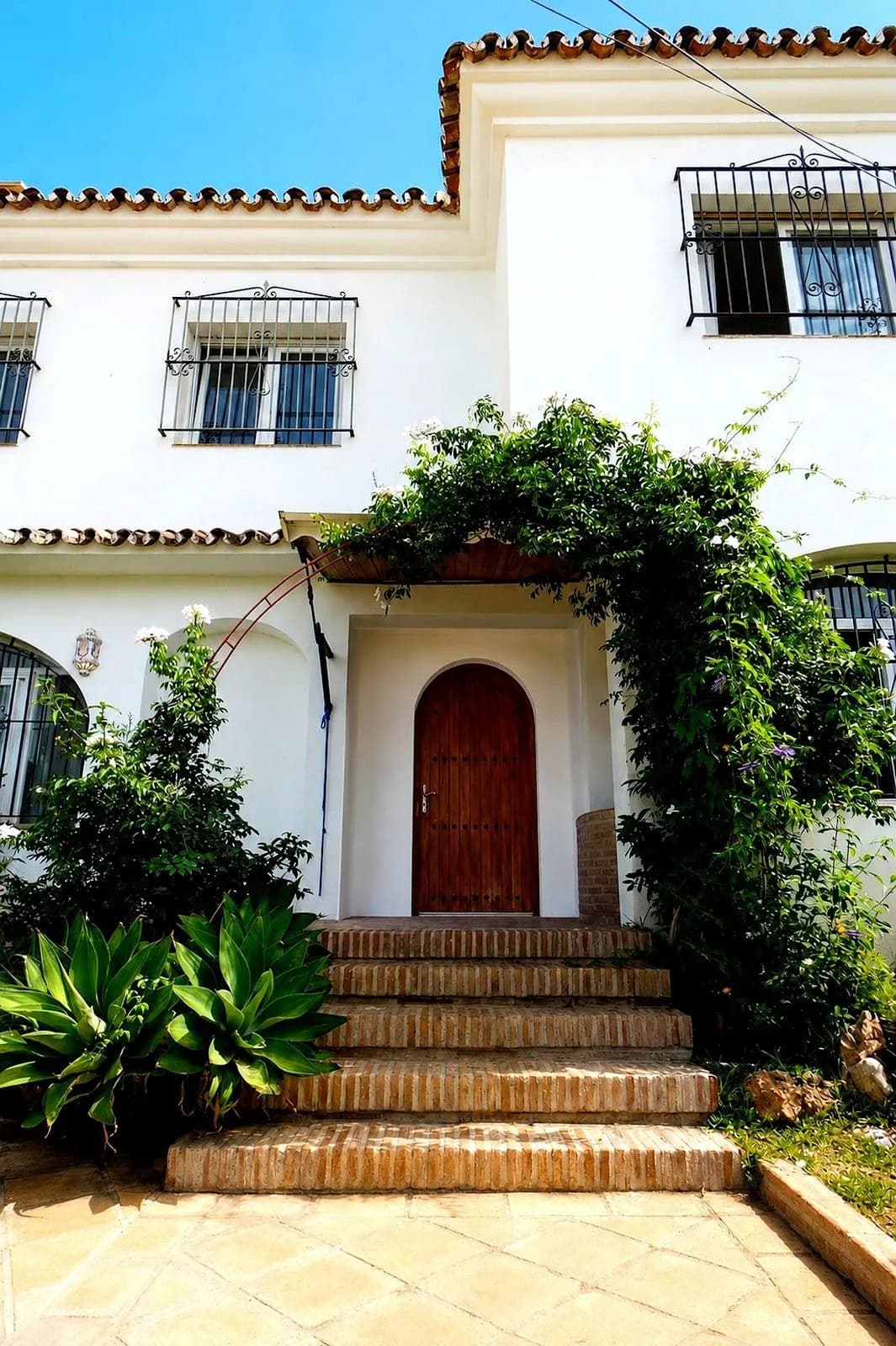 5 Bedroom Detached Villa for Sale in Marbella, Málaga - Image 3