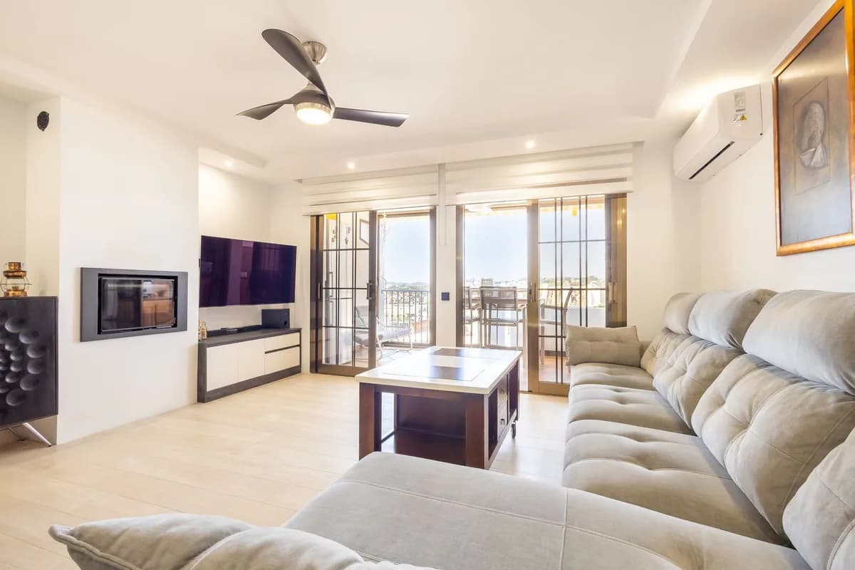 3 Bedroom Middle Floor Apartment for Sale in Fuengirola, Málaga