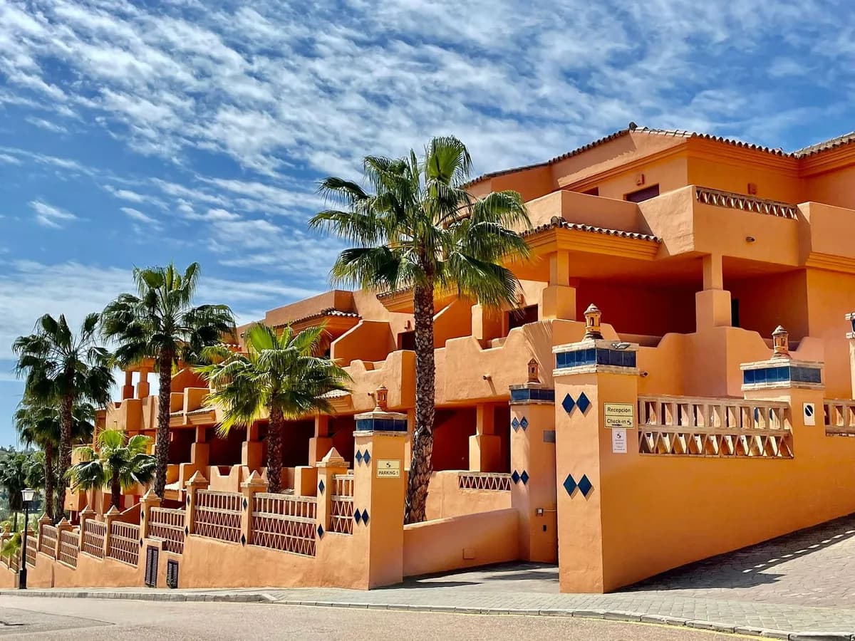 1 Bedroom Middle Floor Apartment for Sale in Benahavís, Málaga