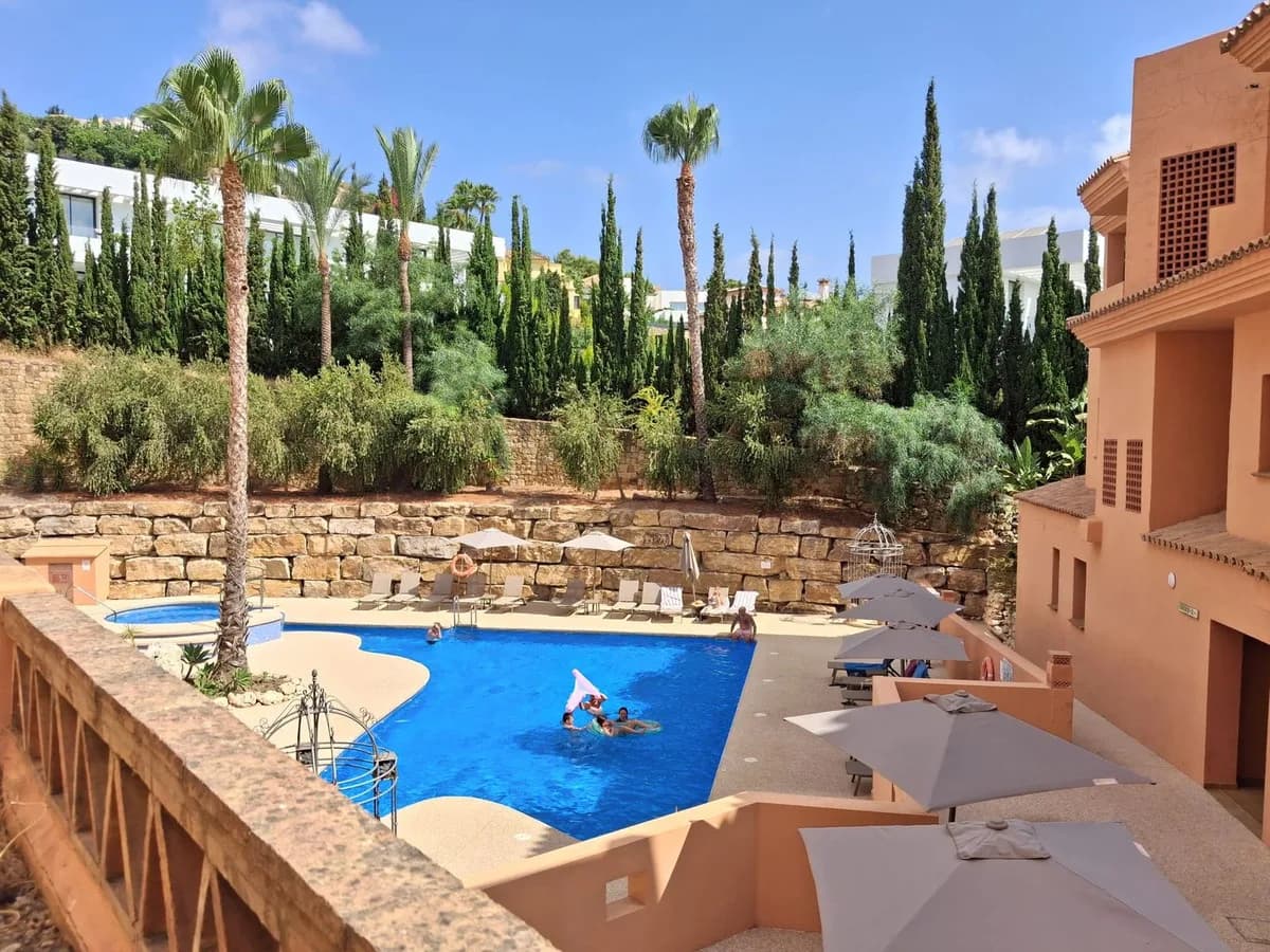 1 Bedroom Middle Floor Apartment for Sale in Benahavís, Málaga - Image 2