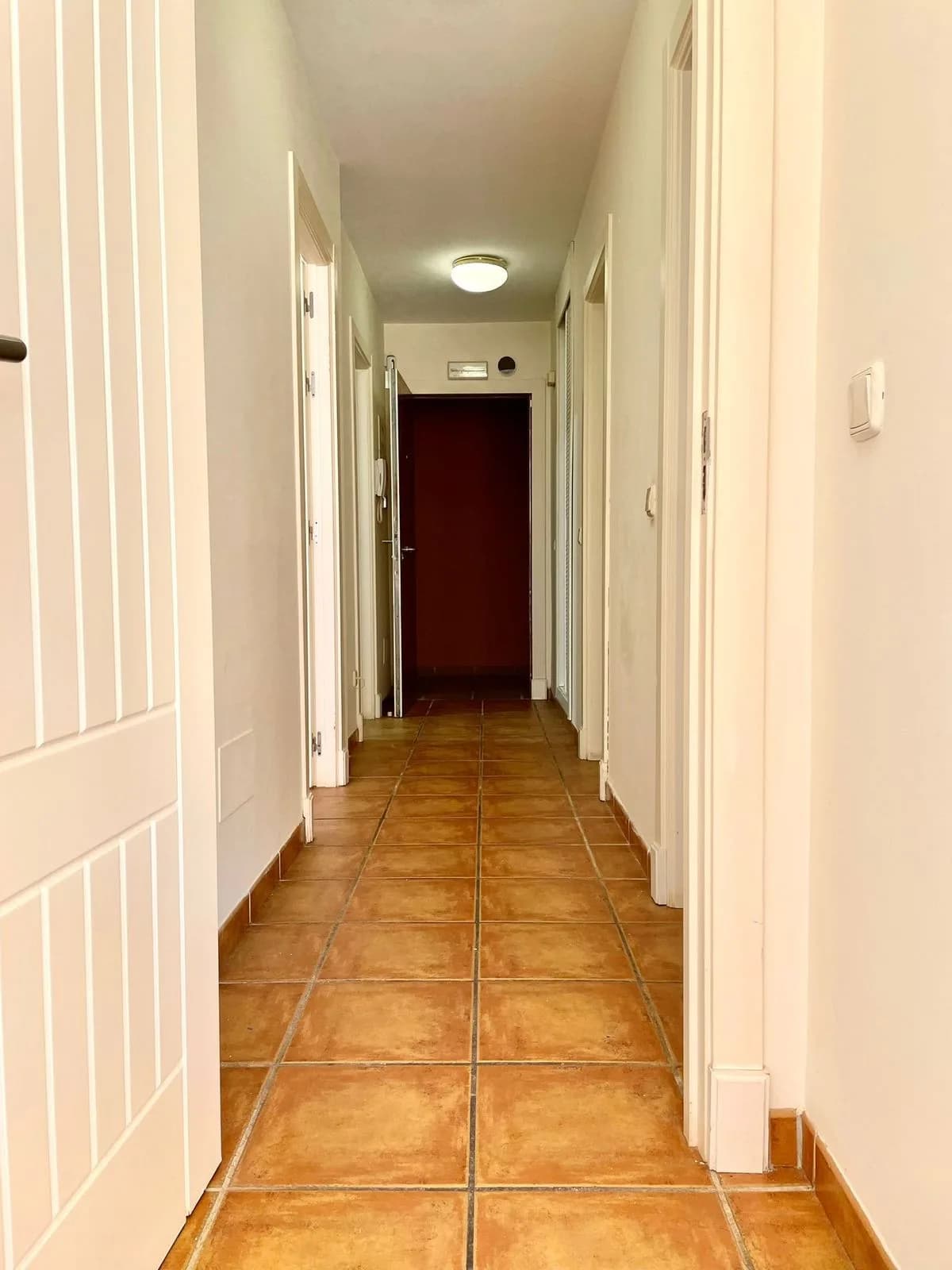 1 Bedroom Middle Floor Apartment for Sale in Benahavís, Málaga - Image 3