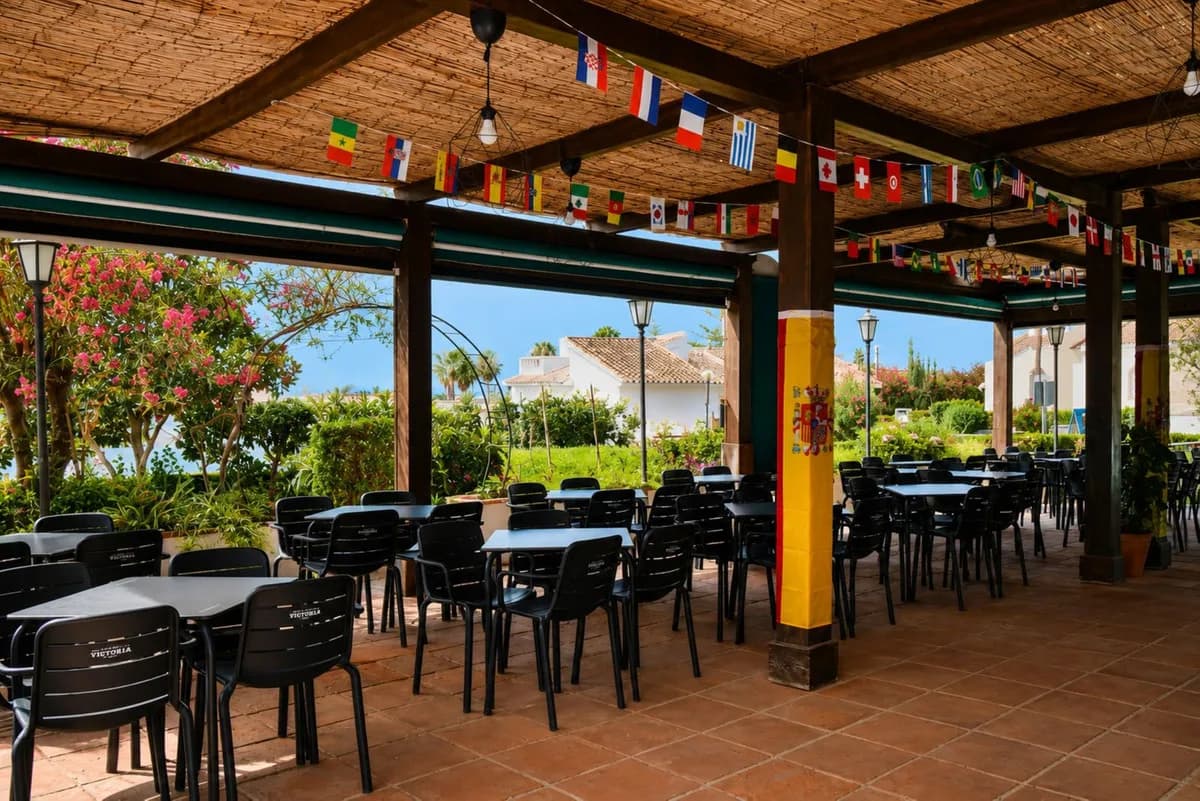 2 Bedroom Middle Floor Apartment for Sale in El Chaparral, Málaga - Image 4