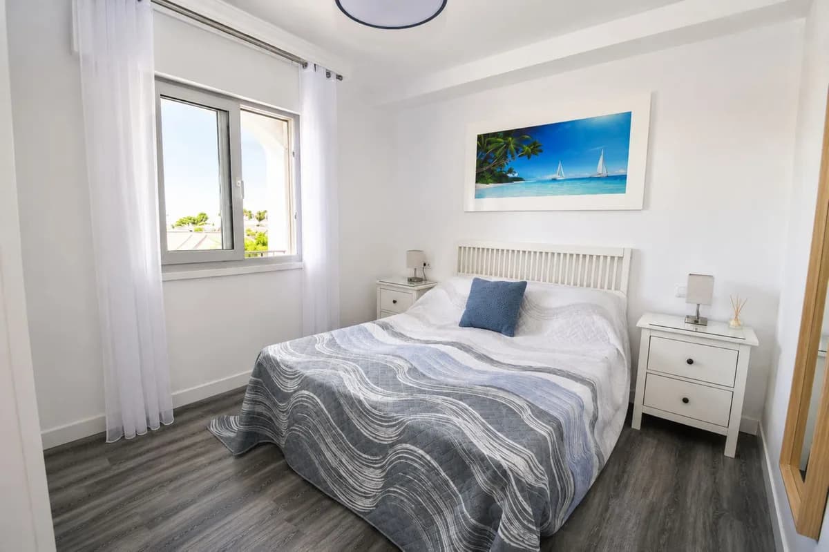 2 Bedroom Middle Floor Apartment for Sale in El Chaparral, Málaga - Image 9