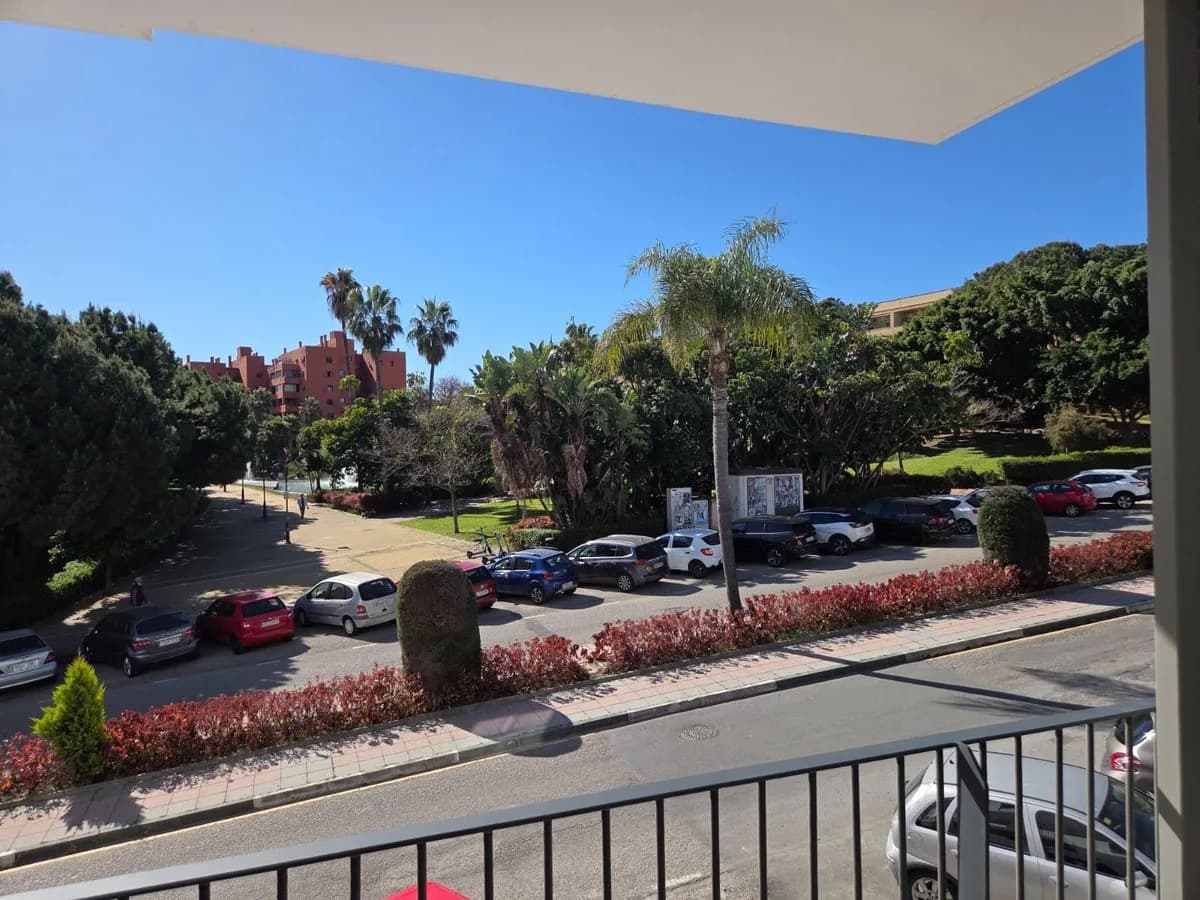 3 Bedroom Middle Floor Apartment for Sale in Estepona, Málaga - Image 4