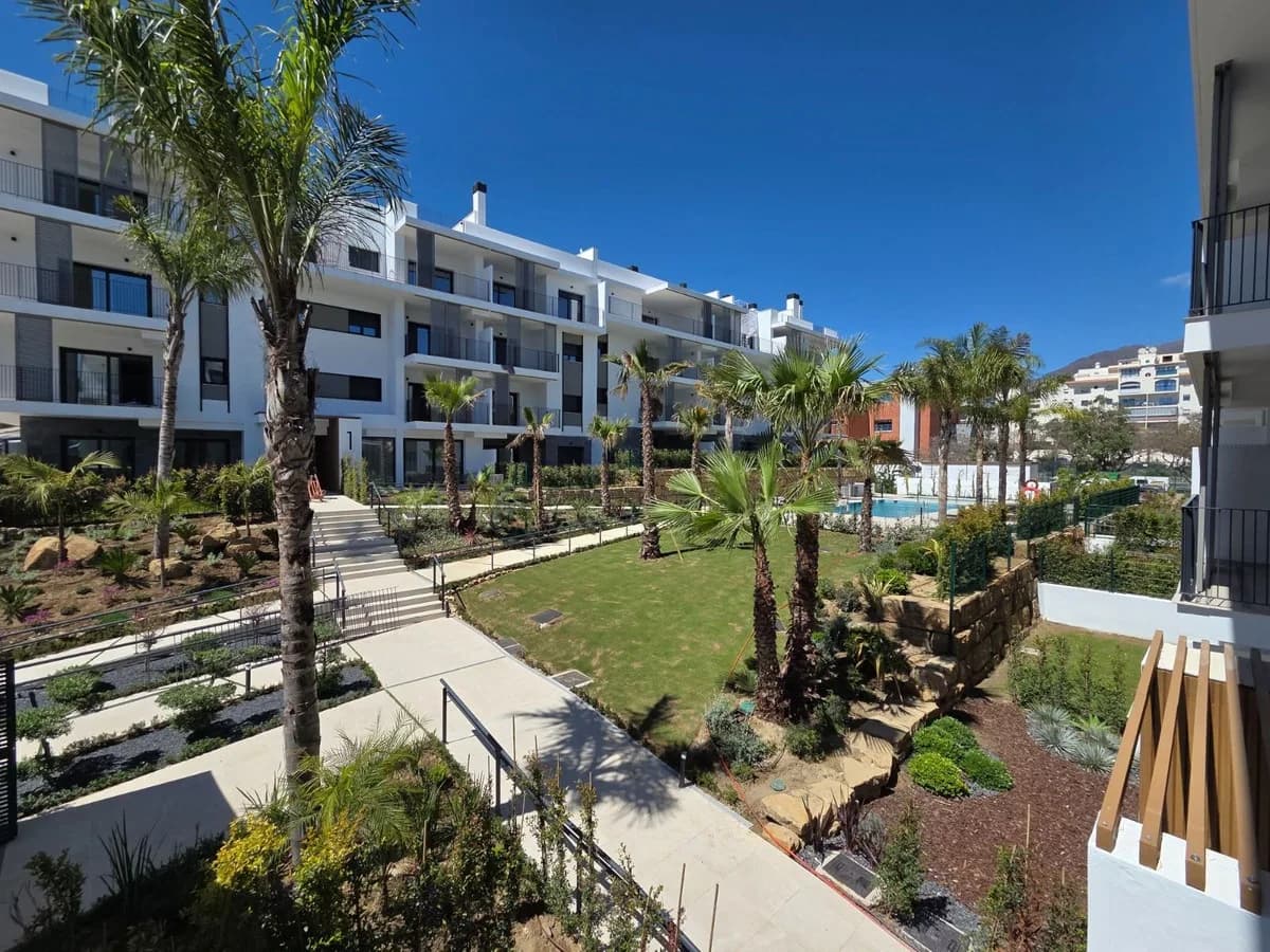 3 Bedroom Middle Floor Apartment for Sale in Estepona, Málaga - Image 7