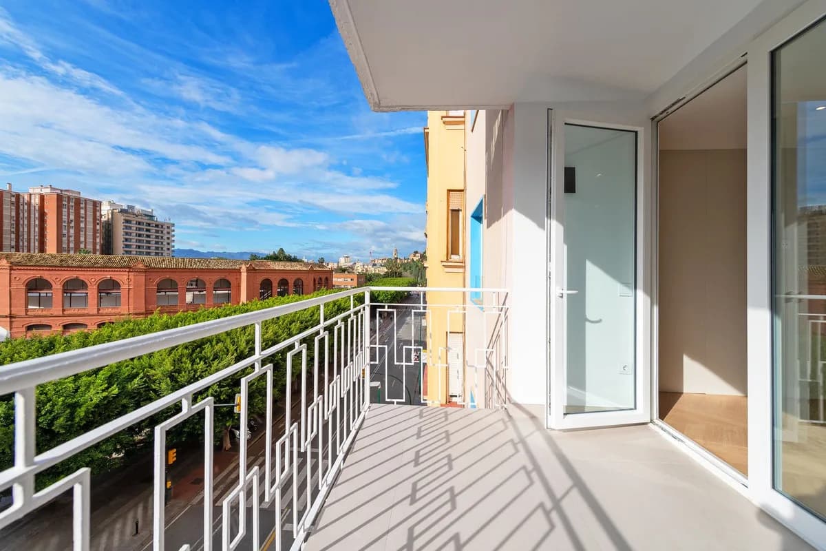 3 Bedroom Middle Floor Apartment for Sale in Malagueta, Málaga - Image 2