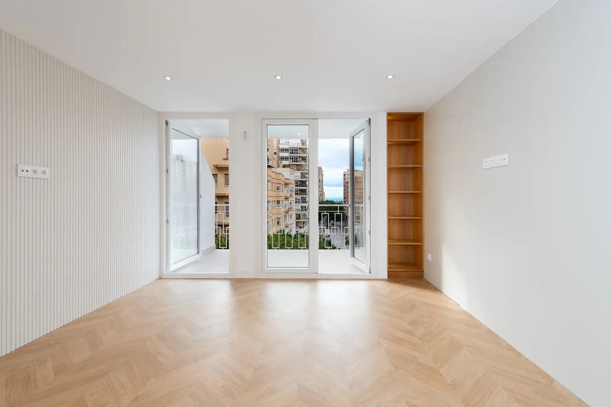 3 Bedroom Middle Floor Apartment for Sale in Malagueta, Málaga - Image 3