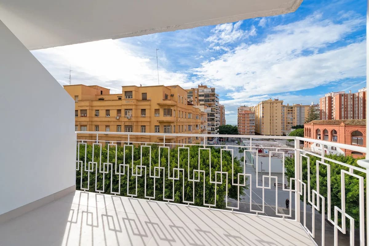 3 Bedroom Middle Floor Apartment for Sale in Malagueta, Málaga - Image 7