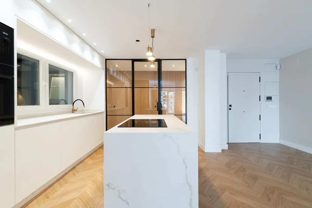3 Bedroom Middle Floor Apartment for Sale in Malagueta, Málaga - Image 9