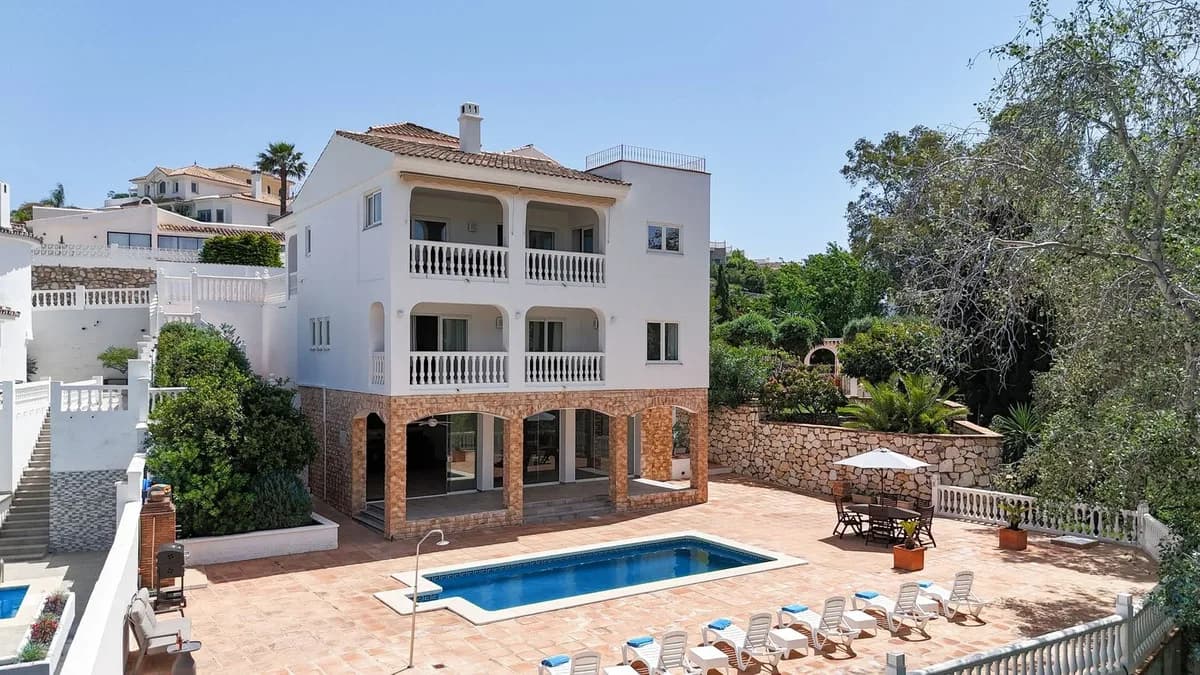 4 Bedroom Detached Villa for Sale in Cerros del Aguila, Málaga