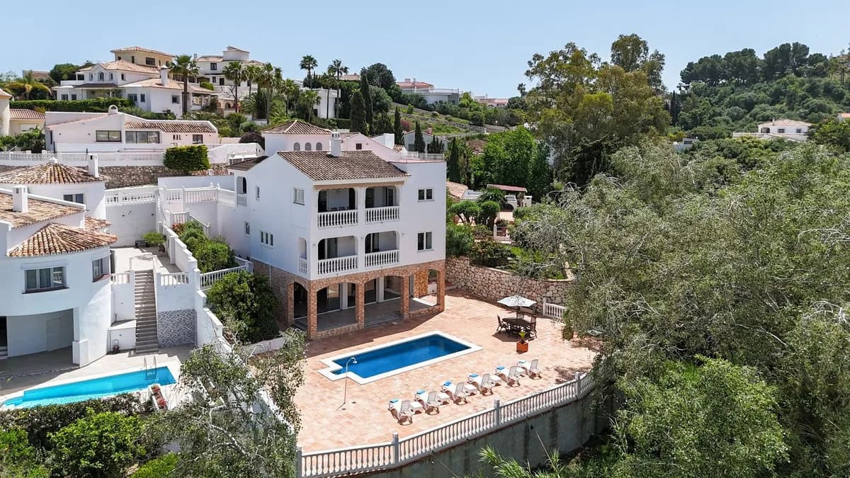 4 Bedroom Detached Villa for Sale in Cerros del Aguila, Málaga - Image 2
