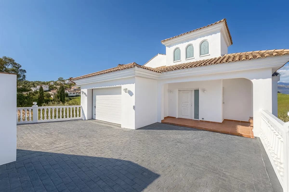 4 Bedroom Detached Villa for Sale in Cerros del Aguila, Málaga - Image 3