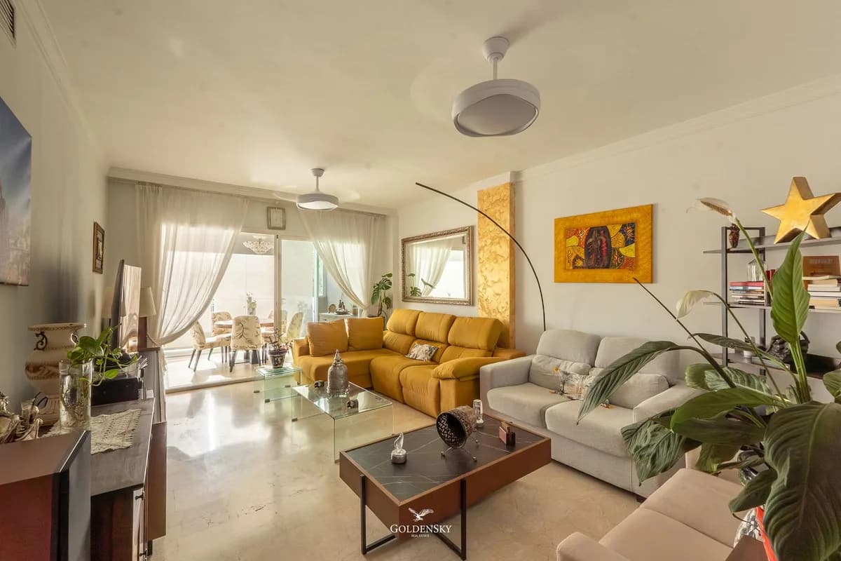 3 Bedroom Middle Floor Apartment for Sale in Riviera del Sol, Málaga - Image 2