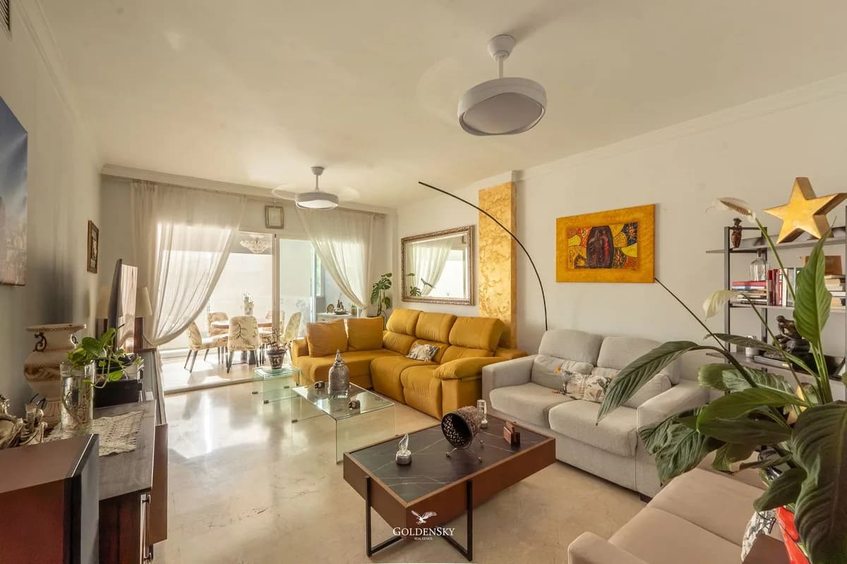 3 Bedroom Middle Floor Apartment for Sale in Riviera del Sol, Málaga - Image 3