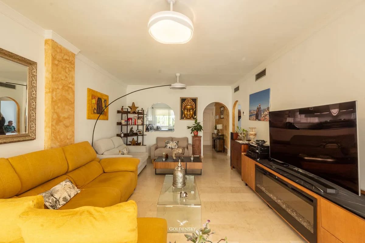 3 Bedroom Middle Floor Apartment for Sale in Riviera del Sol, Málaga - Image 5