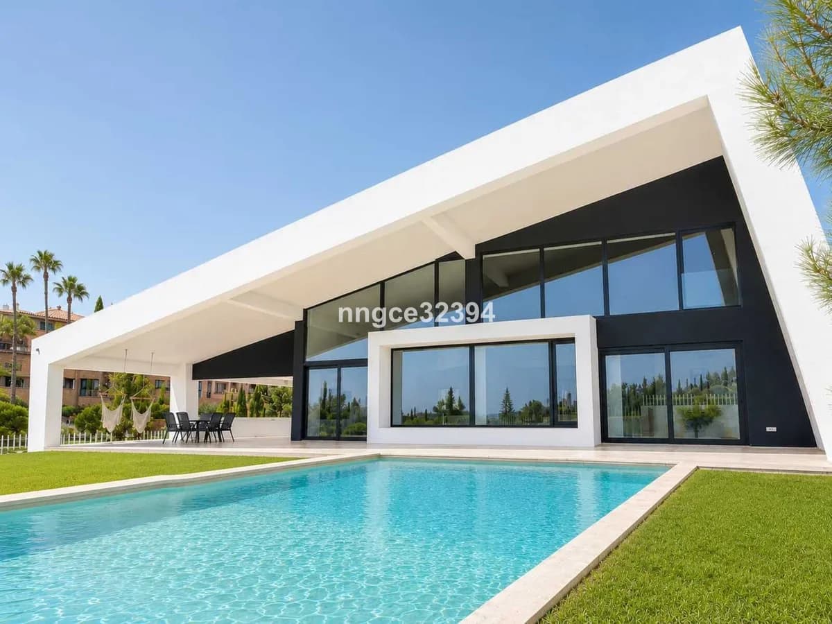 5 Bedroom Detached Villa for Sale in New Golden Mile, Málaga