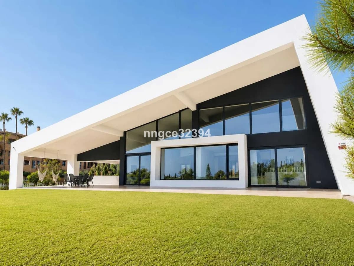 5 Bedroom Detached Villa for Sale in New Golden Mile, Málaga - Image 3