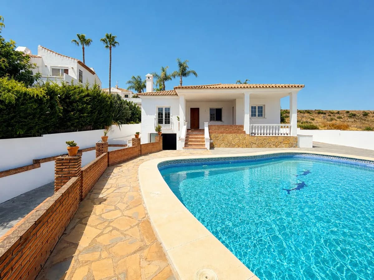 3 Bedroom Detached Villa for Sale in Estepona, Málaga - Image 2