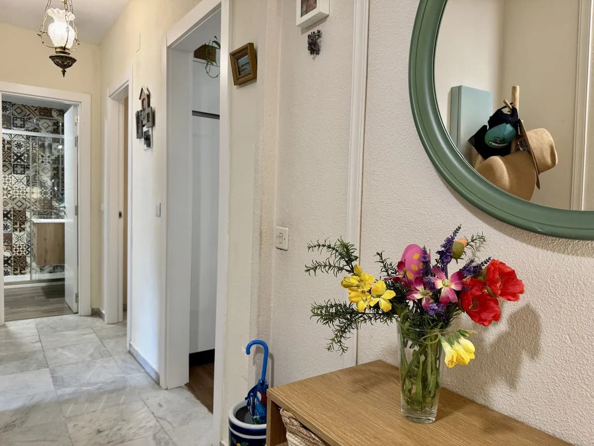 2 Bedroom Middle Floor Apartment for Sale in Los Boliches, Málaga - Image 2
